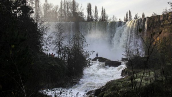 Mujer se bañaba en Salto del Laja y murió tras caer de cascada
