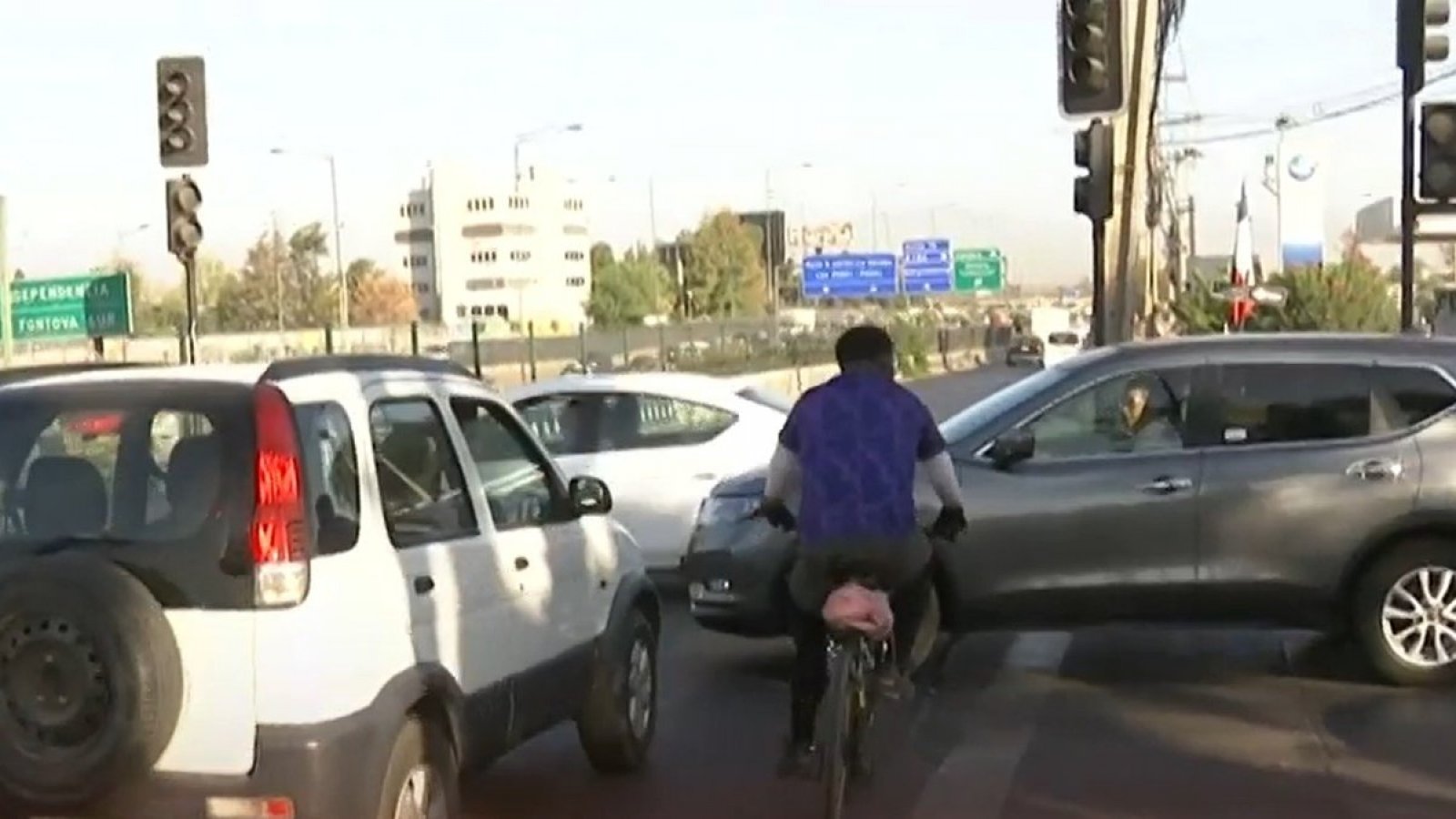 En uno de los puntos críticos de la RM: Semáforo apagado pone en peligro a conductores y peatones en Huechuraba
