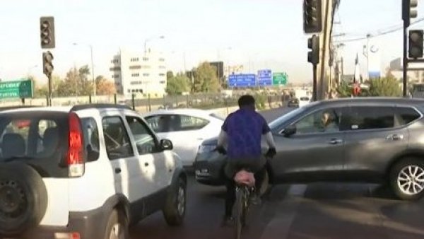 En uno de los puntos críticos de la RM: Semáforo apagado pone en peligro a conductores y peatones en Huechuraba

