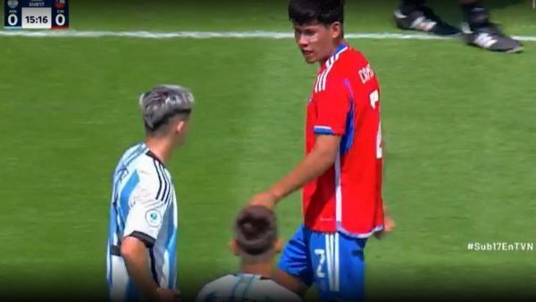 ¿Tarjeta amarilla? La imagen que generó reclamos en partido entre Chile y Argentina
