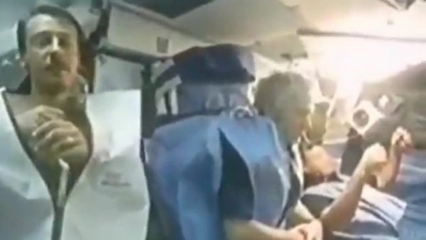 "Espeluznante": video muestra cómo duermen astronautas en el espacio

