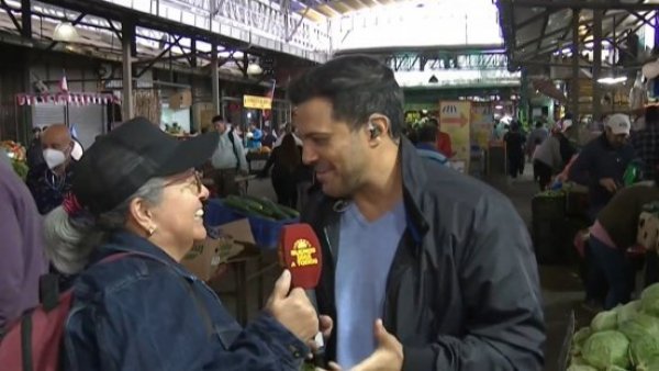 Simón Oliveros recorre La Vega buscando los mejores precios
