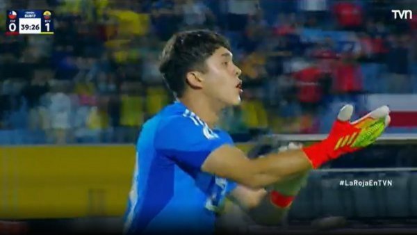 ¿Una supuesta mano? : Gol de Ecuador genera confusión durante partido frente a Chile
