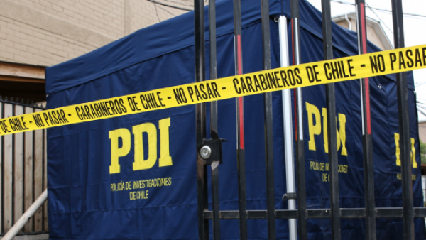 Mujer asesinó a su padrastro con más de 20 puñaladas en Maipú
