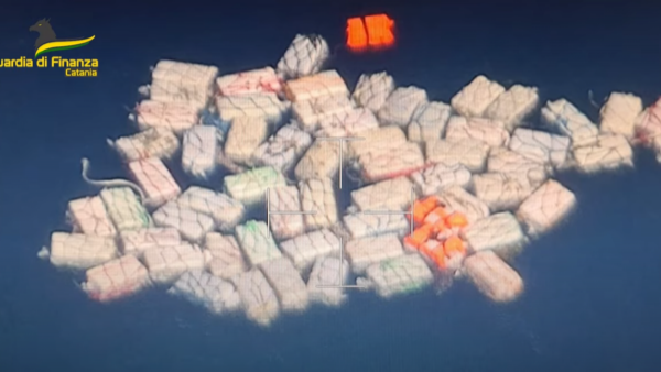 Policía italiana encuentra dos toneladas de droga flotando en Mar Mediterráneo

