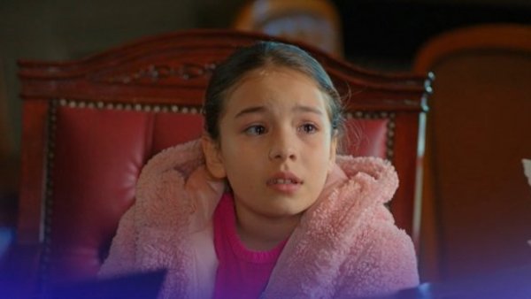 El triste momento de Emel: Revisa un adelanto de este lunes de "Todo por mi familia"
