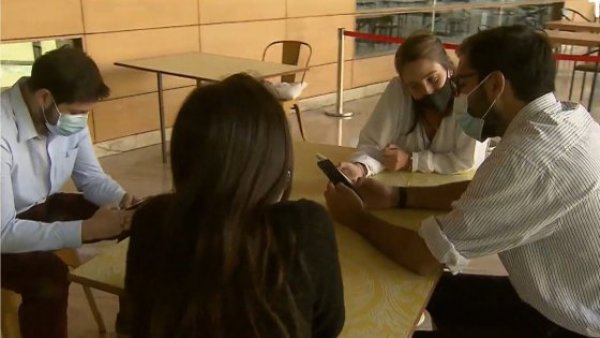 ¿Falta de interés o amor? Los problemas del excesivo uso del celular al estar en pareja
