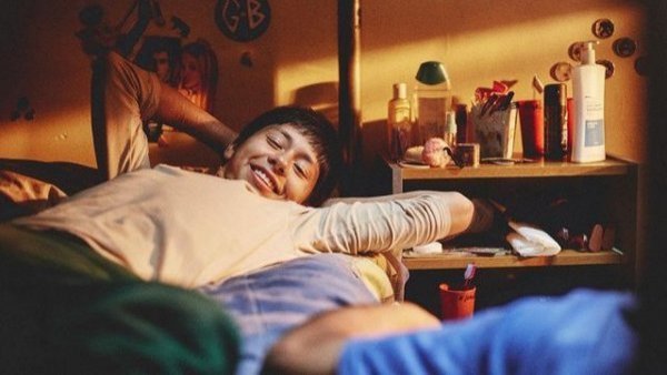 "Fue un balde de agua fría": Muere protagonista del film chileno "Mis hermanos sueñan despiertos"
