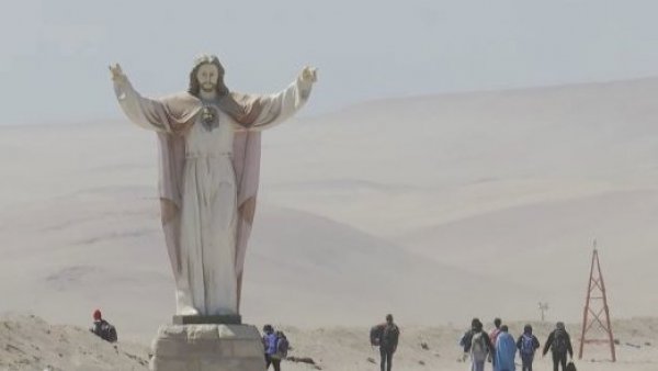 "Sáquennos de aquí": Migrantes cruzan corriendo la frontera hacia Perú
