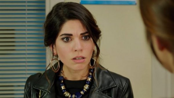 Efsun estalla en celos
