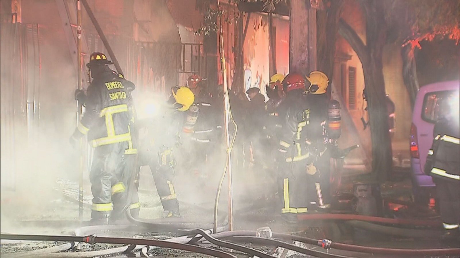 Un herido grave dejó incendio a local de comida en Santiago
