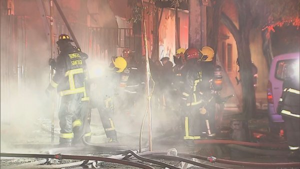 Un herido grave dejó incendio a local de comida en Santiago
