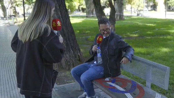 Llegamos a recorrer la Plaza "Chile" y encontramos simpáticos banquitos
