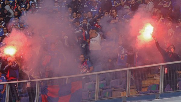 Graves infracciones: La dura sanción que arriesga la U tras incidentes en el clásico
