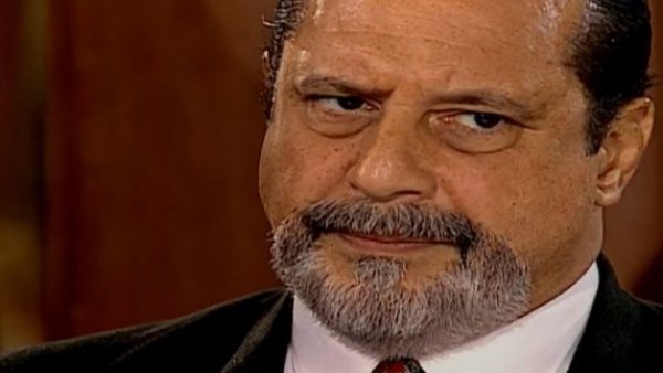 Gumercindo llega mientras Matteo está con su familia

