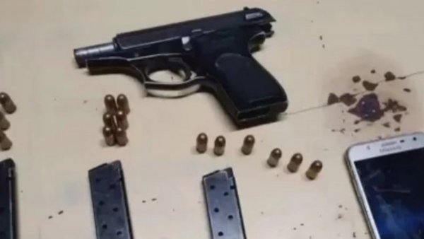 Pareja envió a su hijo de dos años con una pistola y municiones al jardín
