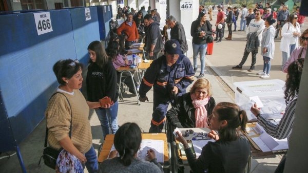 ¿A qué hora cierran las mesas durante las elecciones constituyentes?
