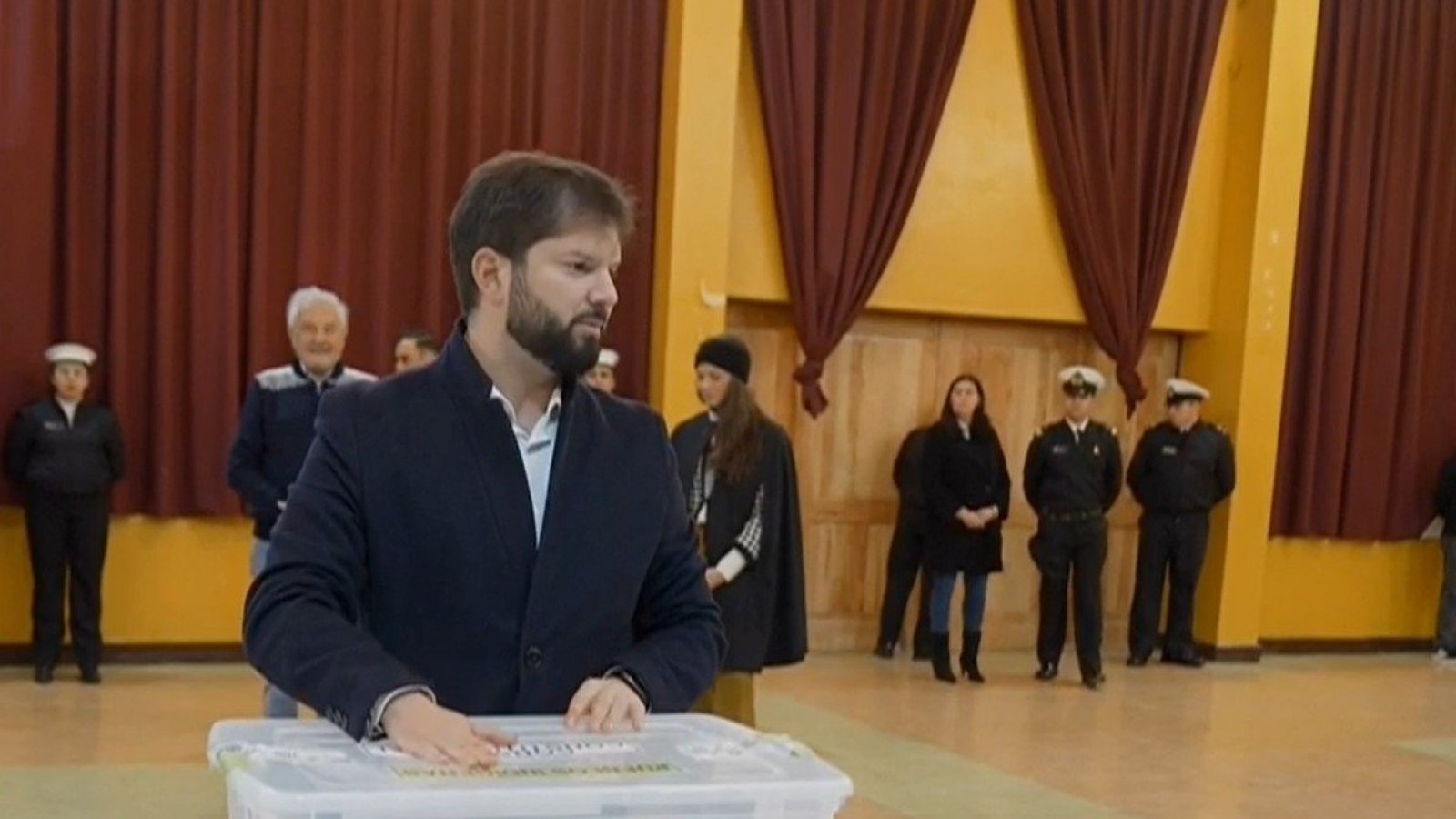 "Los invito a que retomemos la esperanza": Presidente Gabriel Boric ya votó en Punta Arenas
