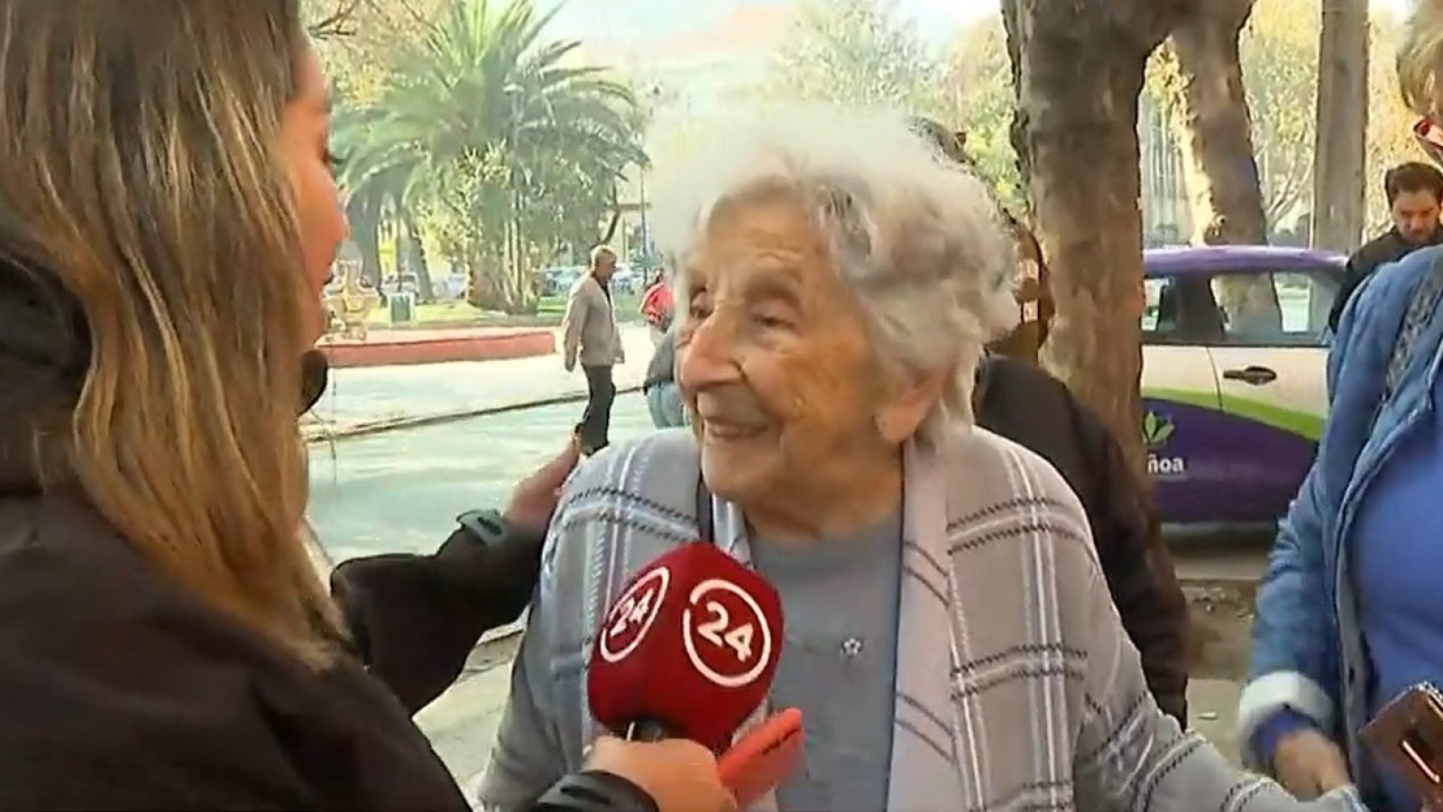 "Con la participación de las mujeres el país va a ganar mucho": La admirable historia electoral de la señora Inés a sus 105 años
