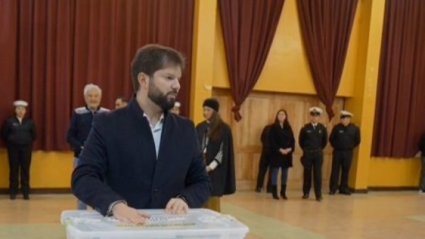 "Los invito a que retomemos la esperanza": Presidente Gabriel Boric ya votó en Punta Arenas
