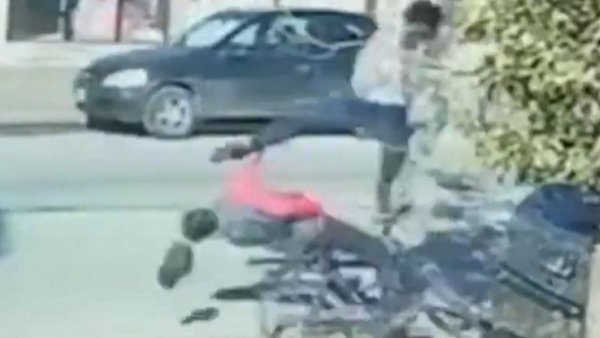 VIDEO: Hombre propina brutal patada voladora a sujeto que robó la bicicleta a adulto mayor
