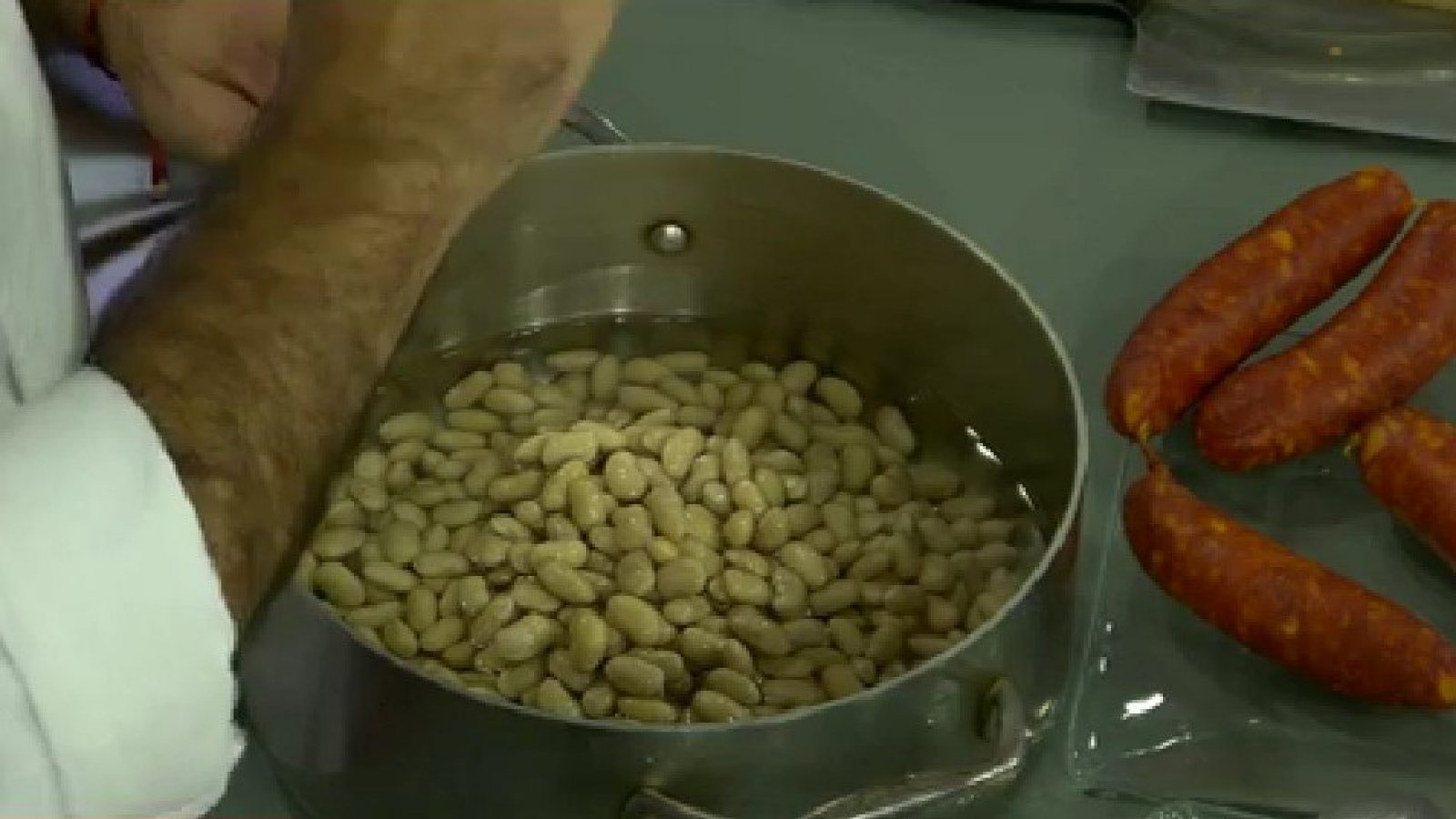 Justo para el almuerzo: preparamos ricos porotos con riendas
