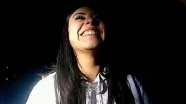 Captan a joven ebria riendo en control policial tras atropellar y matar a dos personas en Estados Unidos
