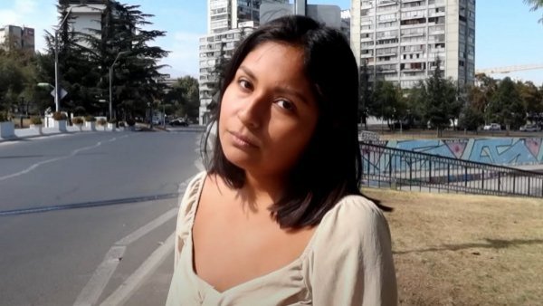 Joven peruana sorprendida por olor a marihuana en Santiago: "A cada paso que damos"
