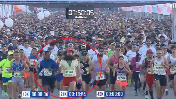 ¡No lo para nadie! Así fue la partida del “Forrest Gump chileno” en el Maratón de Santiago
