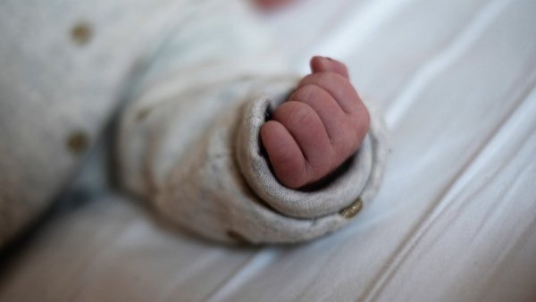 Doctor confundió resultado de vasectomía y tendrá que pagar manutención de bebé en Colombia
