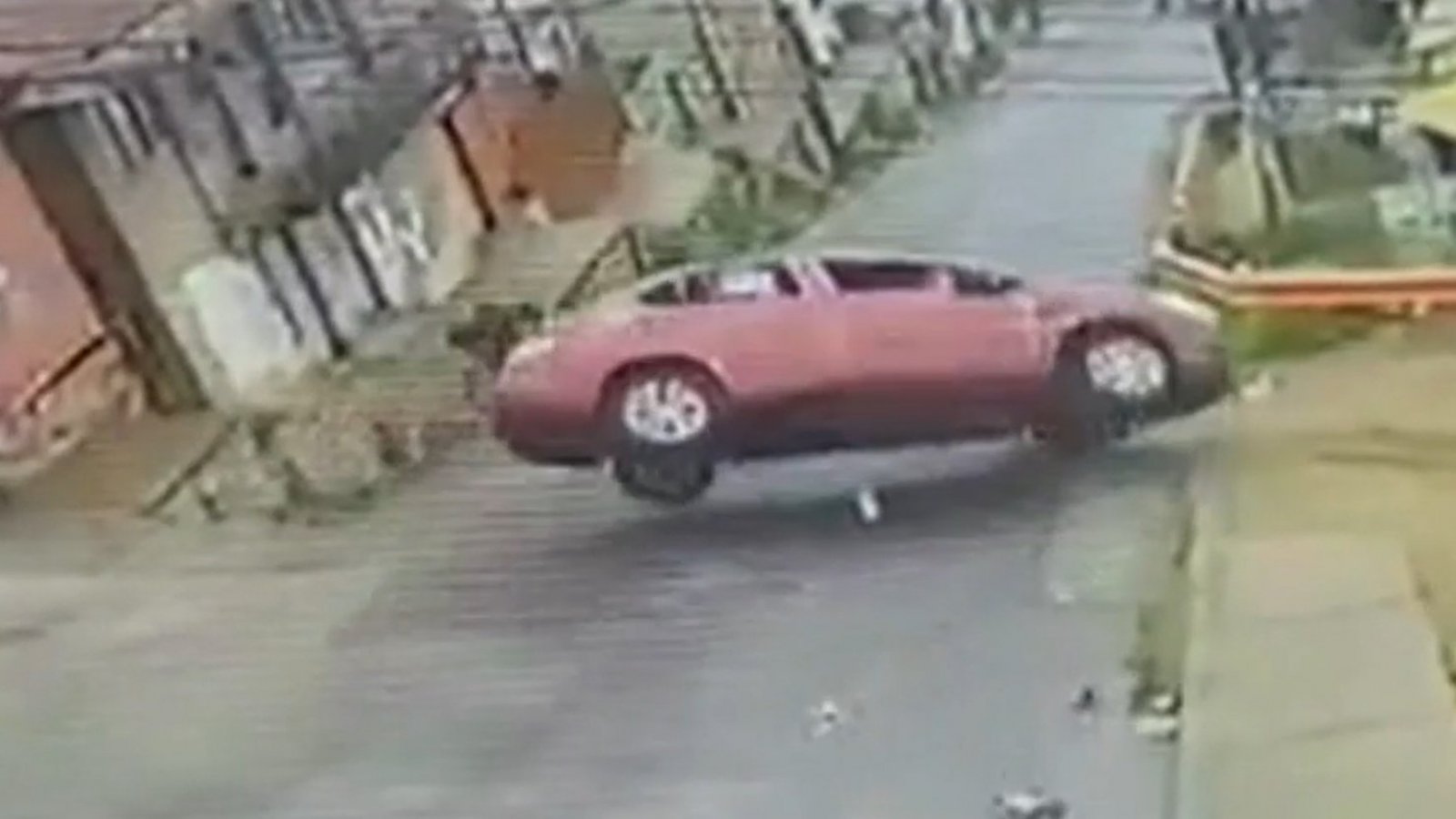 Impactante video: mujer volcó su auto mientras bajaba por cerro de Valparaíso
