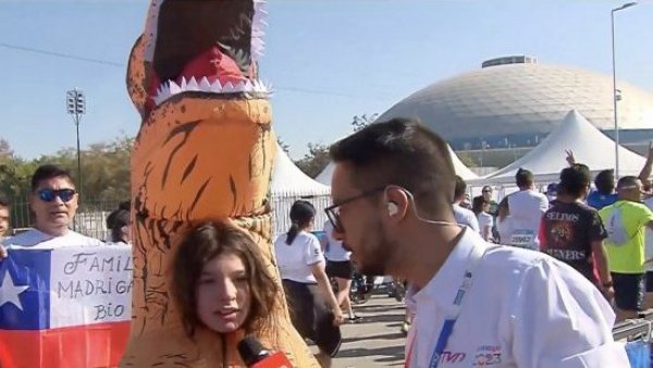 "Para pintar el mono": niña corrió disfrazada de dinosaurio la maratón de Santiago
