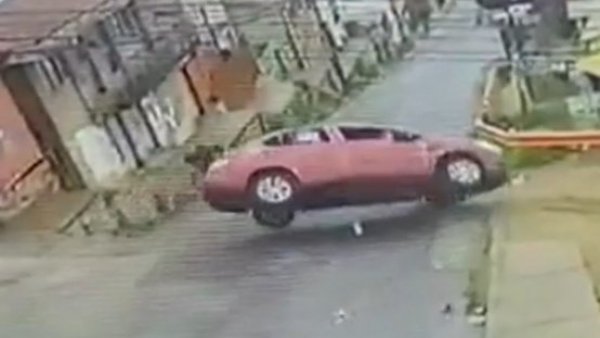 Impactante video: mujer volcó su auto mientras bajaba por cerro de Valparaíso
