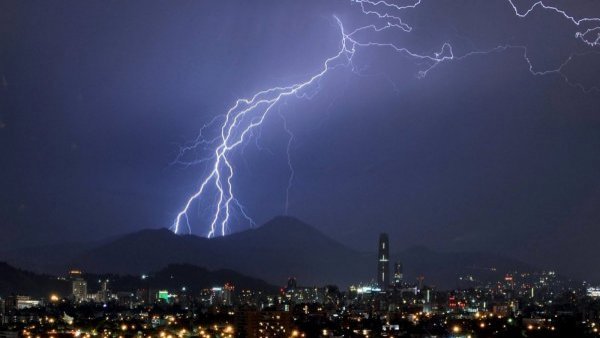 "Asociada a chubascos aislados": aviso meteorológico por tormentas eléctricas en la RM
