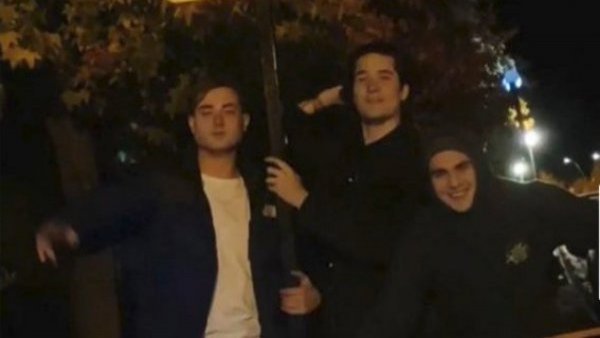 Y se grabaron: Tontones destruyen señales de tránsito en Lo Barnechea
