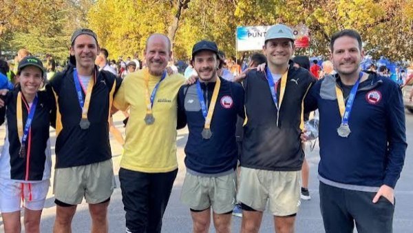 "Hicimos un pacto": La familia de ocho integrantes que corrió la Maratón de Santiago
