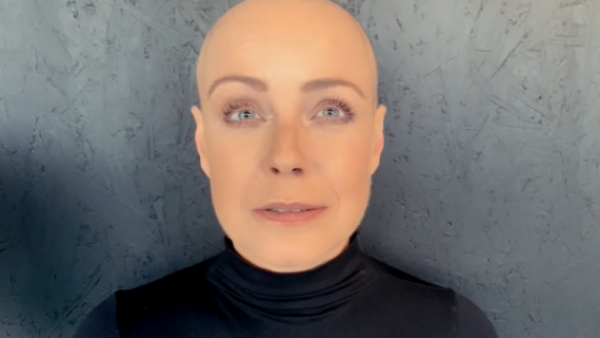 Claudia Conserva y su caracterización de Sinéad O'Connor
