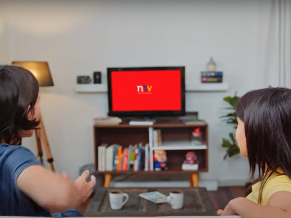 Televisión con la pantalla encendida en el logo de NTV.