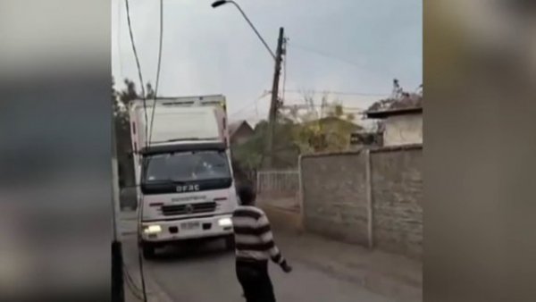 Impactantes imágenes: Conductor descontrolado arrasa con postes de luz en San Bernardo
