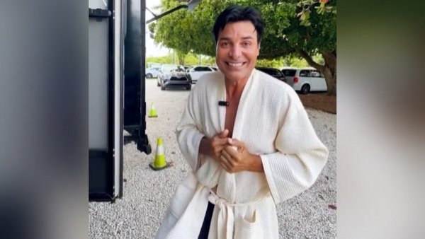 "¡Provócame!": Chayanne enamoró con coqueto baile en bata
