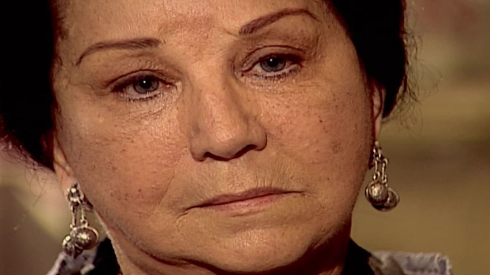 El inspector interroga a la suegra de Amadeo
