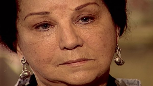 El inspector interroga a la suegra de Amadeo

