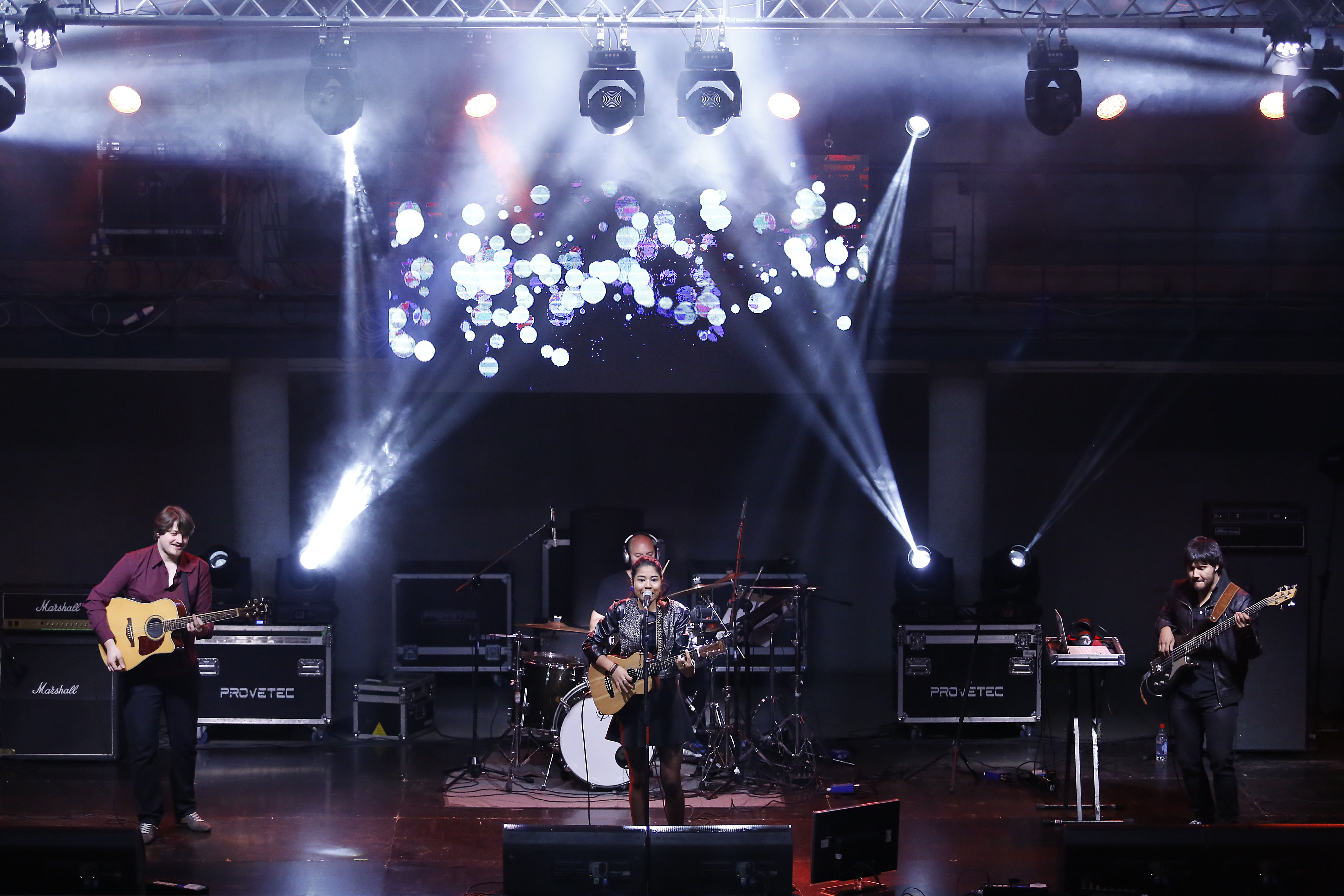 Banda presentándose en Premios Pulsar.