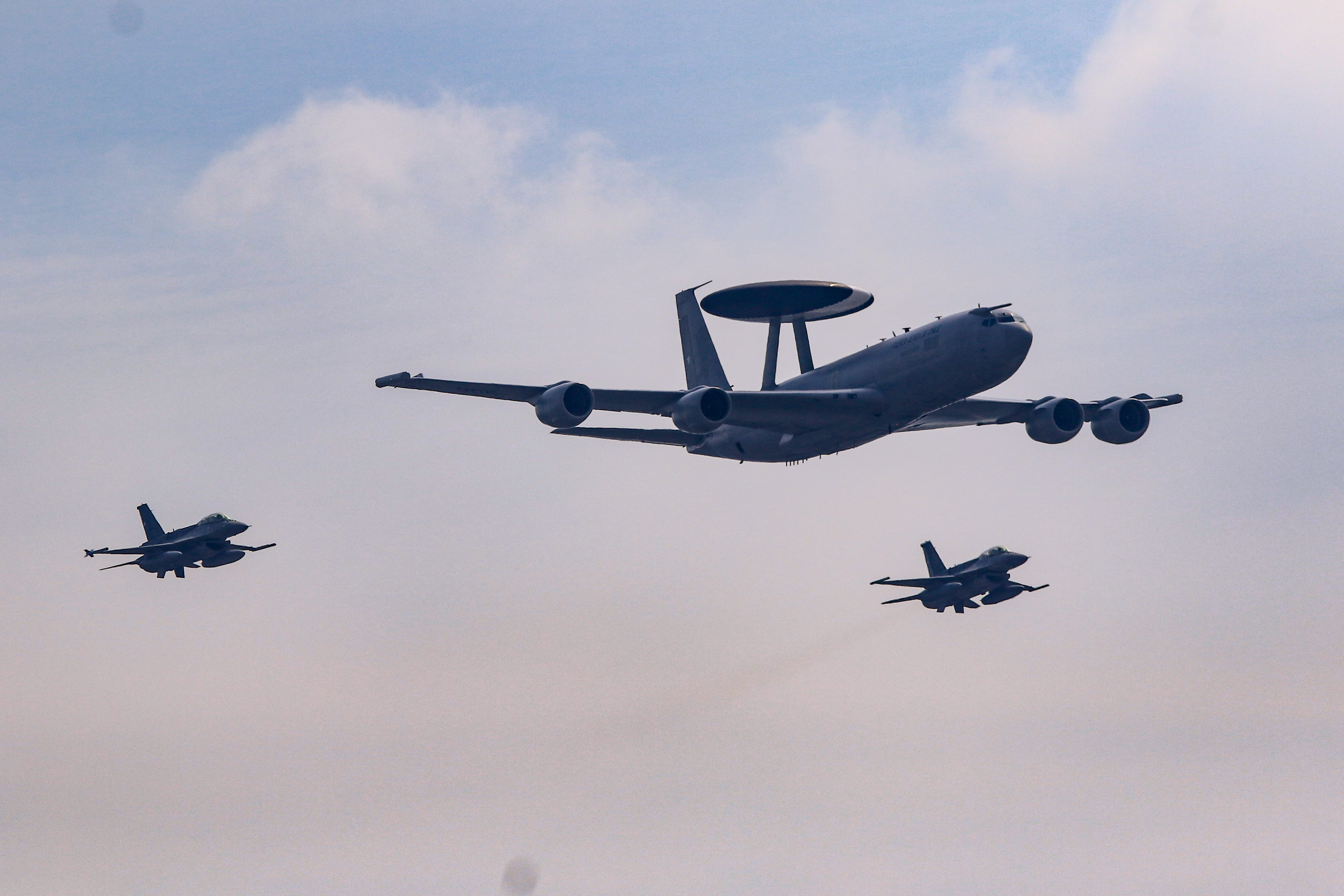 Aviones de la FACh volando.