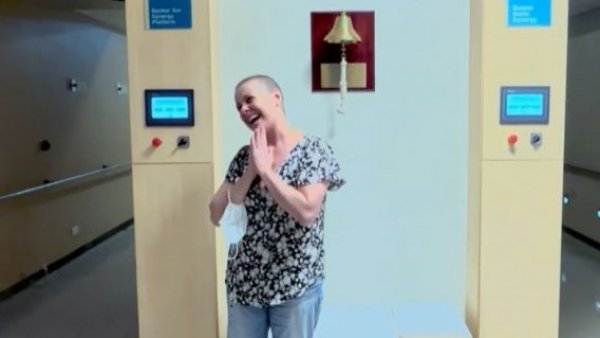 Llegaron los tres campanazos: La última radioterapia de Claudia Conserva
