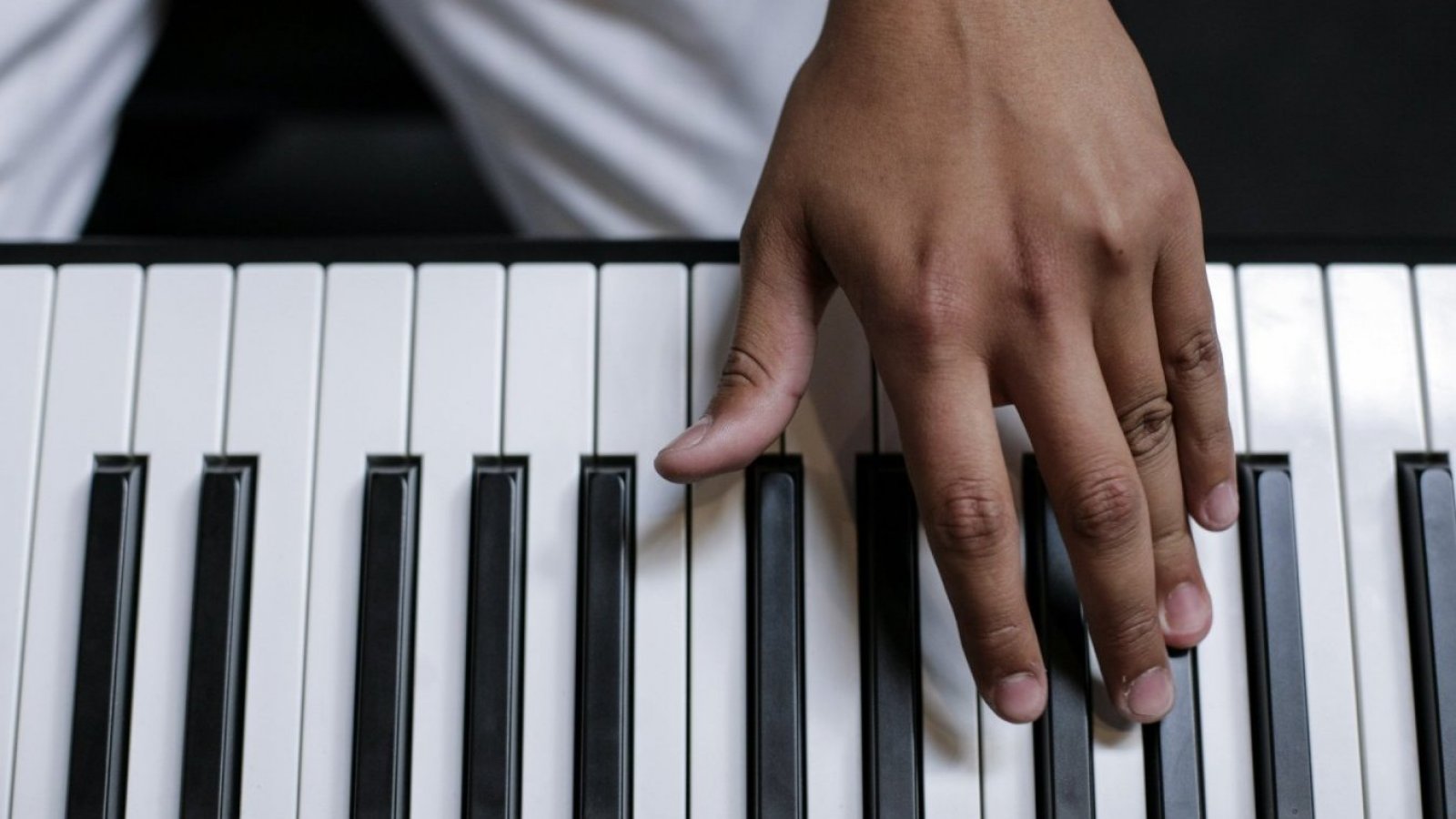 Mano tocando un piano.