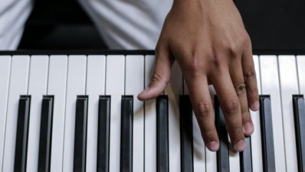 <p>Mano tocando un piano.</p>Premios Pulsar 2023: ¿cuáles son las categorías y cómo votar por tu artista?

