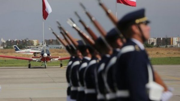 <p>Personal de la FACh desfilando frente a avión.</p>Ofertas laborales en la FACh: sueldos de casi $2 millones
