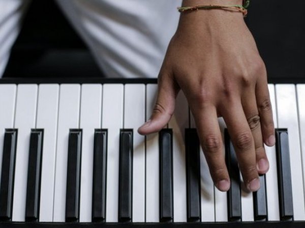 Mano tocando un piano.