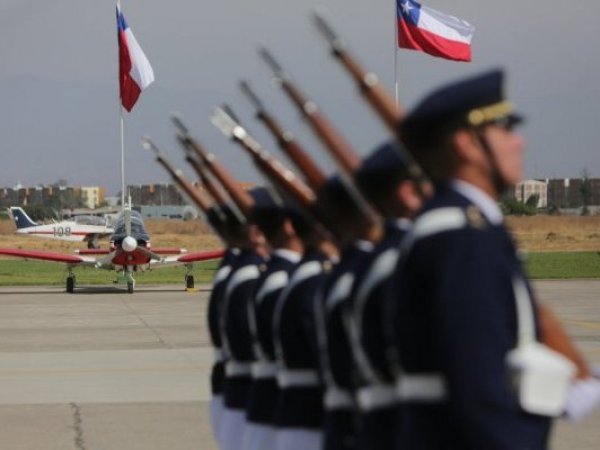 Personal de la FACh desfilando frente a avión.